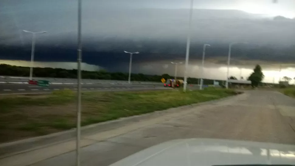 IMPACTANTE. Así se veía el tornado en Chajarí. FOTO TOMADA DE CHAJARIALDIA.COM.AR