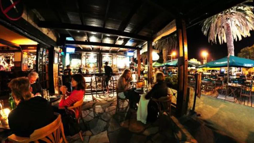 SORPRESA. El pub frente al Puerto del Este fue escenario de una noche donde llovieron dólares. FOTO TOMADA DE ELPAIS.COM.UY / Marcelo Bonjour