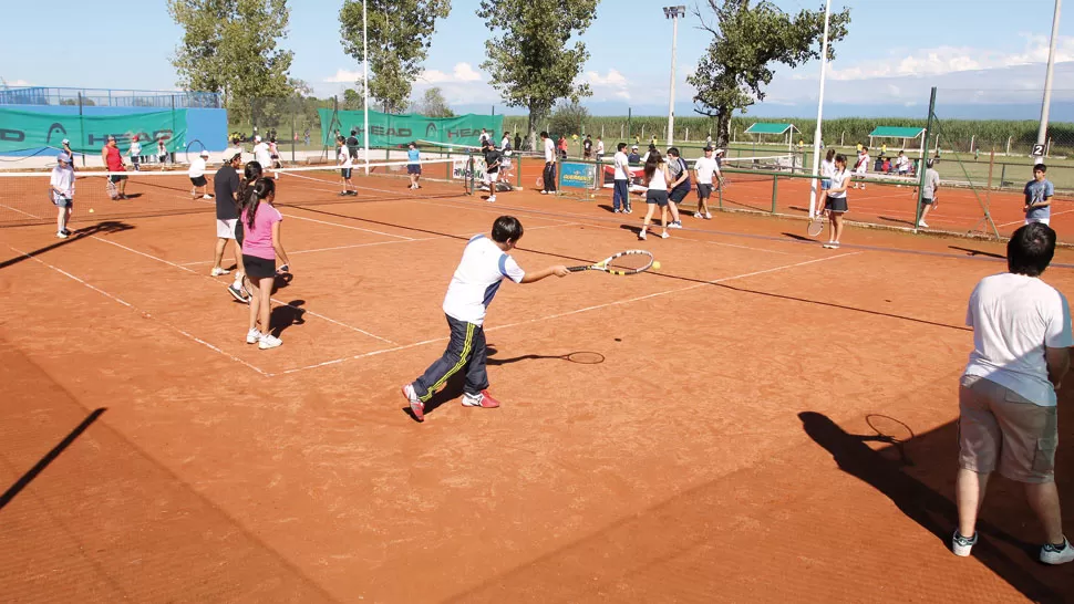 EN ALZA. El tenis reúne a una gran cantidad de jugadores.