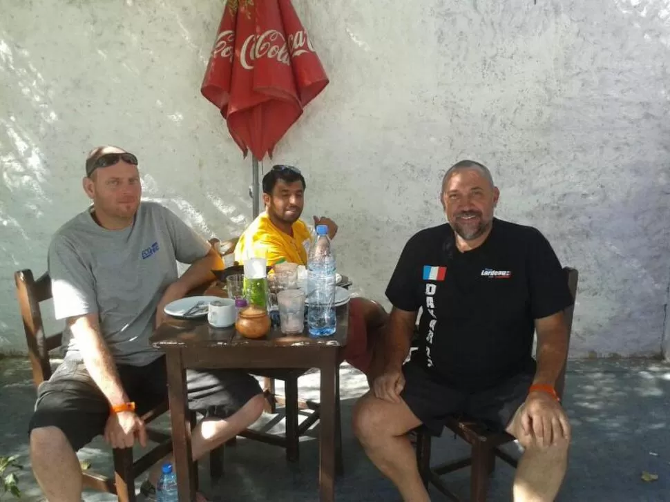 RECOBRANDO FUERZAS. Lardeau Al Heraiz y Mathieu, mientras desayunaban, mantuvieron una charla con LG Deportiva. 