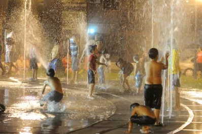 Por el calor, las plazas se convirtieron en improvisadas villas veraniegas