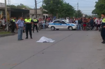 Le dispararon, cayó de su moto y murió