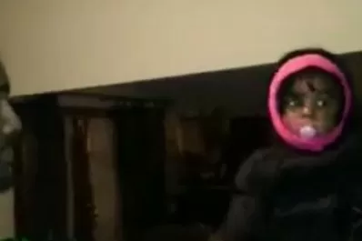 Video: Una niña se confunde al ver al gemelo de su padre por primera vez