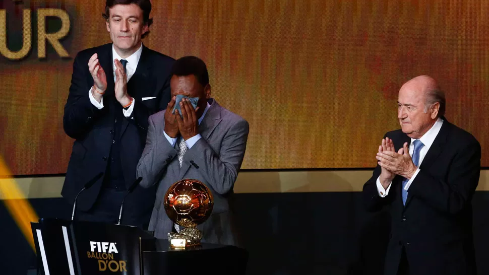 LLANTO. Pelé no pudo contener las lágrimas al recibir el premio. REUTERS.
