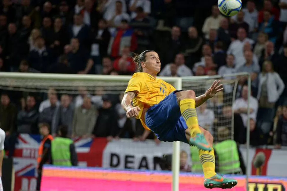 ACROBACIA. Ibrahimovic vuela para marcar el gol de Suecia ante Inglaterra. FOTO TOMADA DE BLUEWHITE.SE