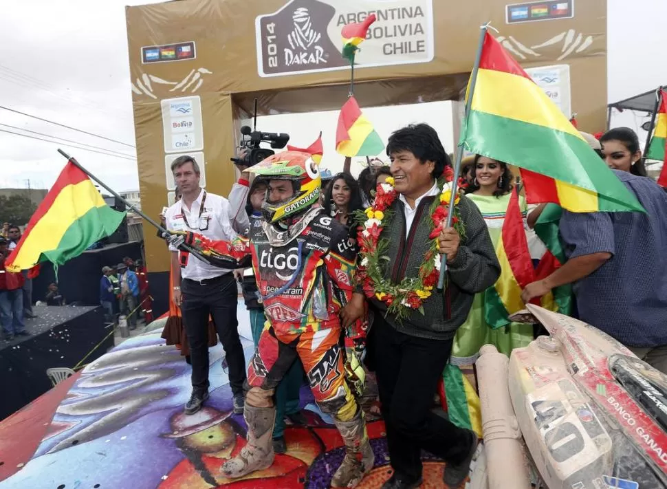 FESTEJO NACIONAL. El presidente Evo Morales, en la rampa de llegada, junto con el piloto boliviano Juan Carlos Salvatierra. 