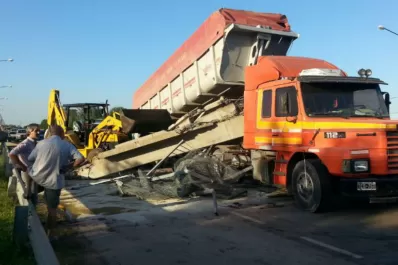 Un camión chocó con un puente peatonal en la ruta 2
