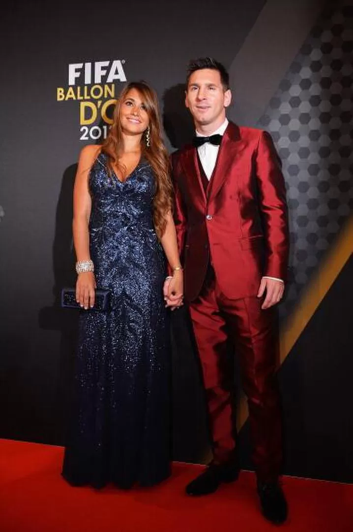 DE LUJO. Messi y su novia, Antonella Roccuzzo, posan antes de ingresar a la gala. 