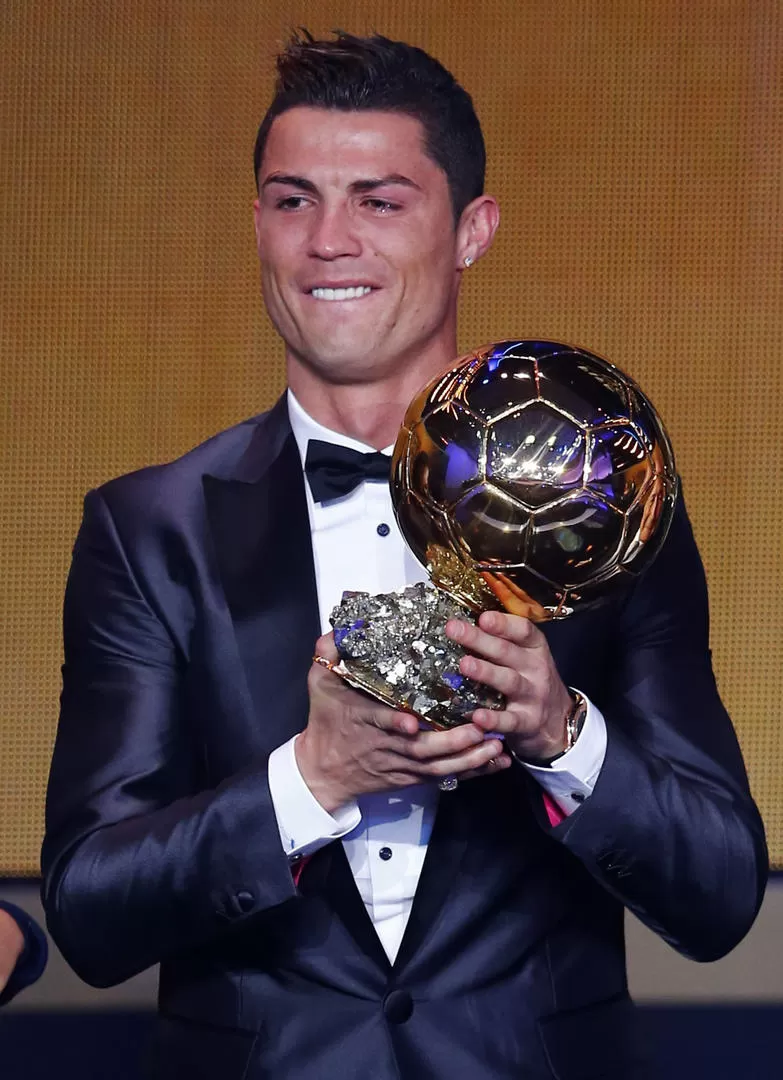EMOCIONADO. Cristiano Ronaldo no oculta sus lágrimas tras ser nombrado como el mejor futbolista del planeta en 2013. REUTERS