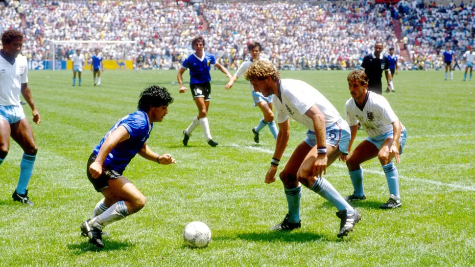 CÁBALA. Antes de cada partido de la Selección en el Mundial de México 86, incluido este, ante el combinado de Inglaterra, el plantel argentino escuchaba Gigante Chiquito, de Sergio Denis.
