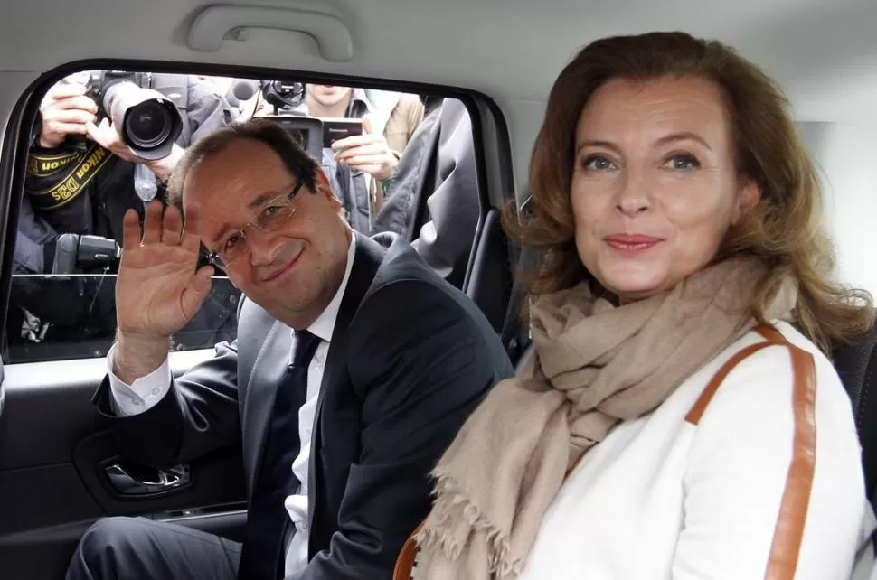 SALUDOS. Hollande y Valérie Trieweiler en otros tiempos de su relación. reuters 