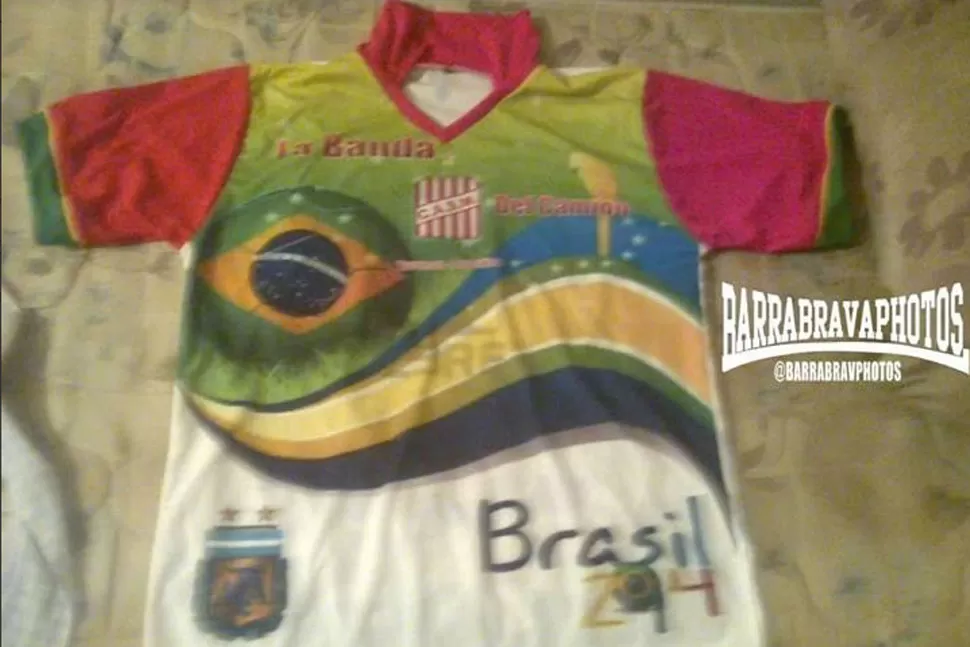 COLORIDA. La camiseta que usaría la barra de San Martín para ir a Brasil 2014. FOTO TOMADA DE TWITTER.COM/BARRABRAVPHOTOS