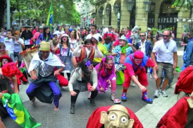 Con un desfile, comienza el Encuentro de Teatro Popular