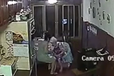 Graban el terrible momento en que una enfermera maltrata a una anciana