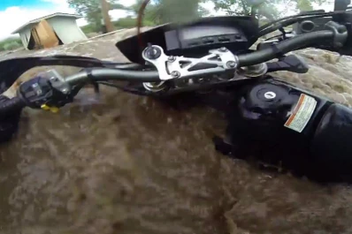 Intentaba cruzar un río y la corriente le llevó la moto