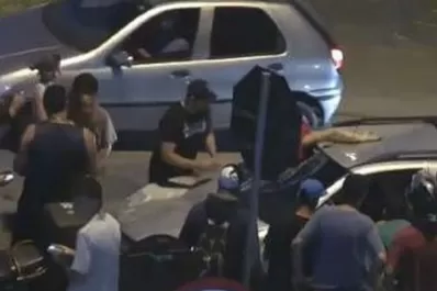 Atropelló a un ciclista y circuló con el cuerpo incrustado en su parabrisas