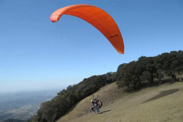 Animate a volar en parapente con el Club LA GACETA