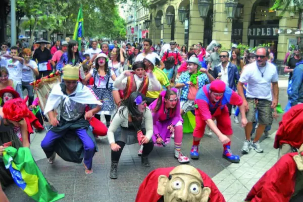Con un desfile, comienza el Encuentro de Teatro Popular