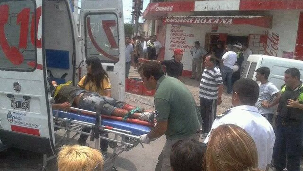 MEDIODÍA AGITADO. Uno de los delincuentes cayó herido en la vereda del comercio. FOTO GENTILEZA MARIA JOSE CORBALAN