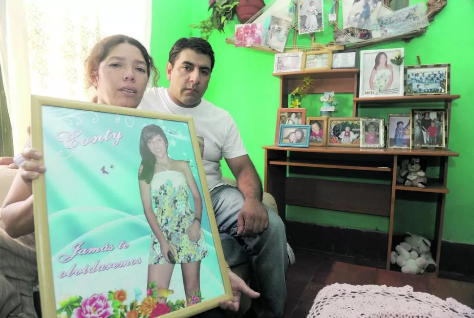 SIN CONSUELO. Karina Millarez y José González, padres de la víctima, luchan por superar la muerte de su hija.  la gaceta / fotos de antonio ferroni