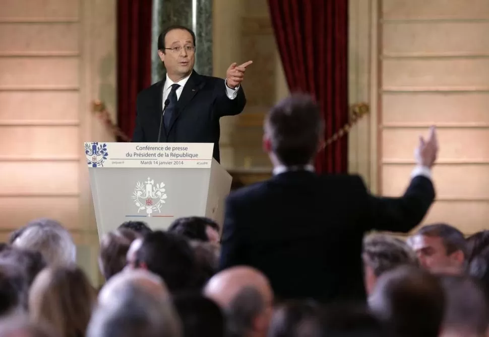 EN EL ELÍSEO. Hollande responde a los periodistas. Los anuncios de reformas quedaron opacados por el “affaire”. REUTERS