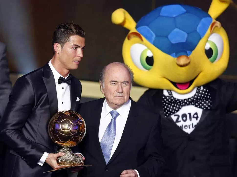 ACUSADO. Según el DT de Qatar, Blatter, que posa junto a Ronaldo y la mascota del Mundial, pidió favores y votos para “CR7”. 