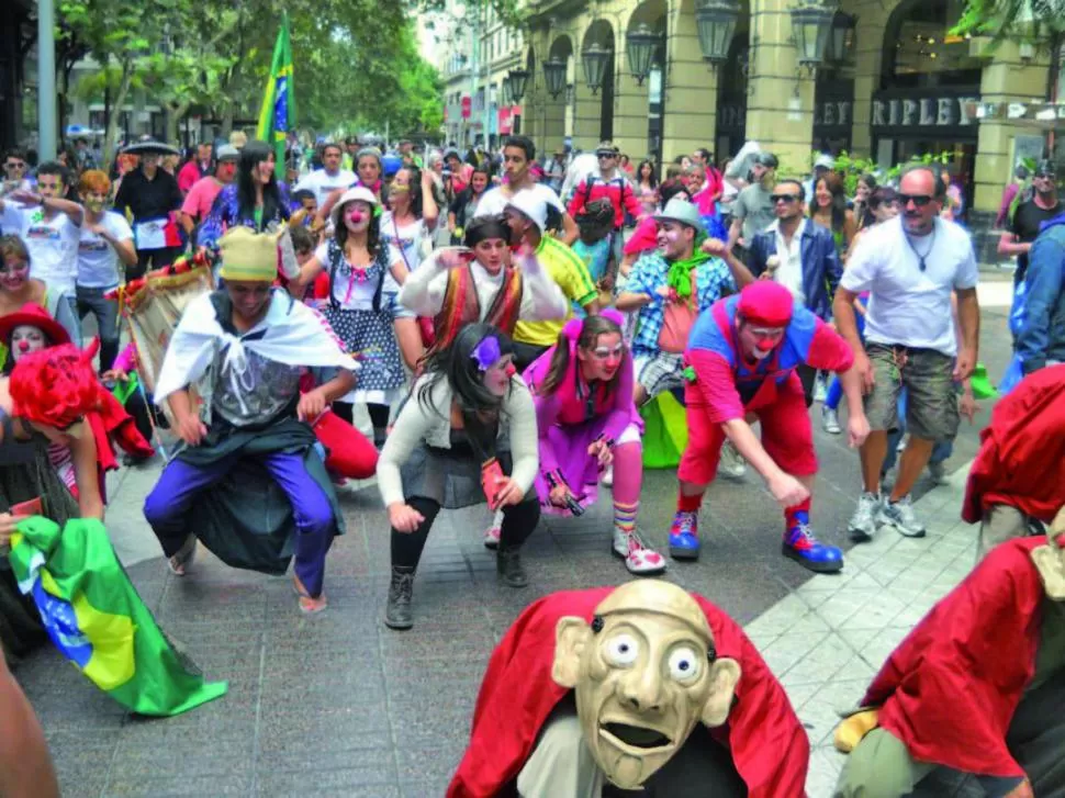 PRIMER ACTO. En 2012, el Encuentro de Teatro Popular fue abierto con un desfile por las calles, similar al que se podrá ver hoy en Tucumán. www.facebook.com/entepola.tucuman/photos