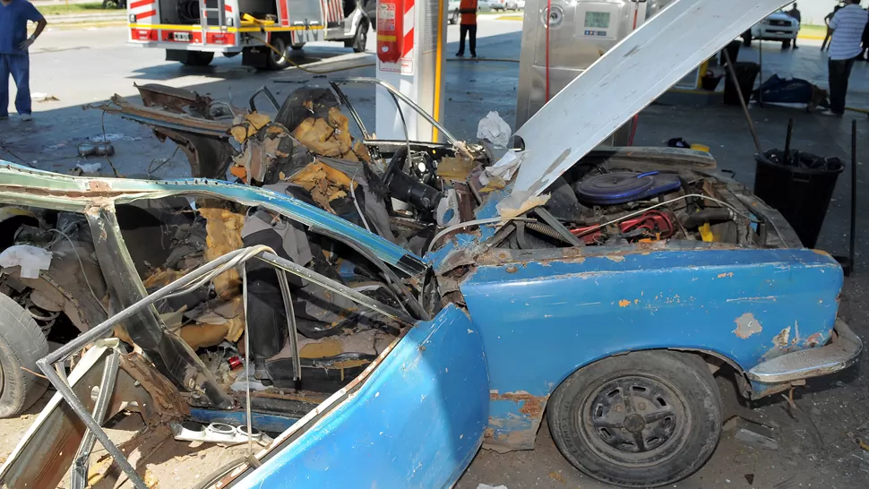 DESTROZADO. Parte del tanque de GNC voló unos cincuenta metros de donde estalló el auto. DYN