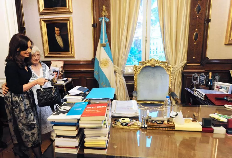 MADRE E HIJA. Ofelia Wilhelm y Cristina Fernández, en el despacho presidencial, el 20 de noviembre pasado. dyn (archivo)