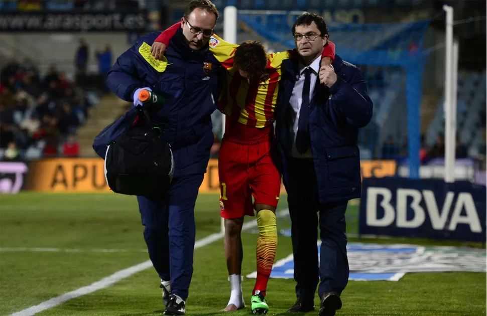 DOLOR. Neymar se retira acompañado por médicos del Barcelona. FOTO TOMADA DE SPORTSARENA.COM.SG