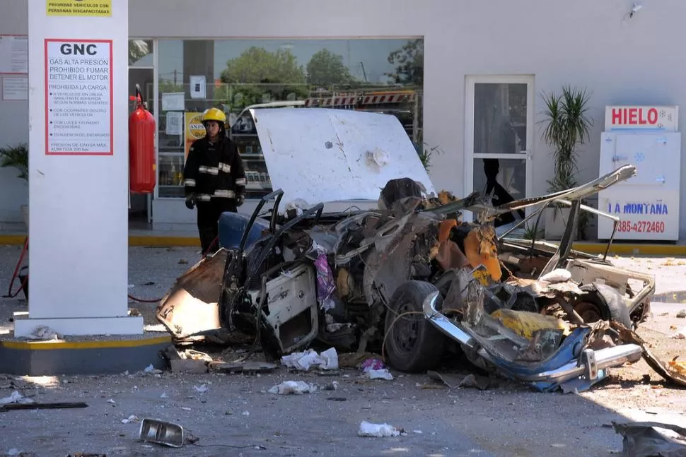 SE CONVIRTIÓ EN CHATARRA. El vehículo quedó totalmente destrozado luego de la tremenda explosión del tanque de gas comprimido. dyn