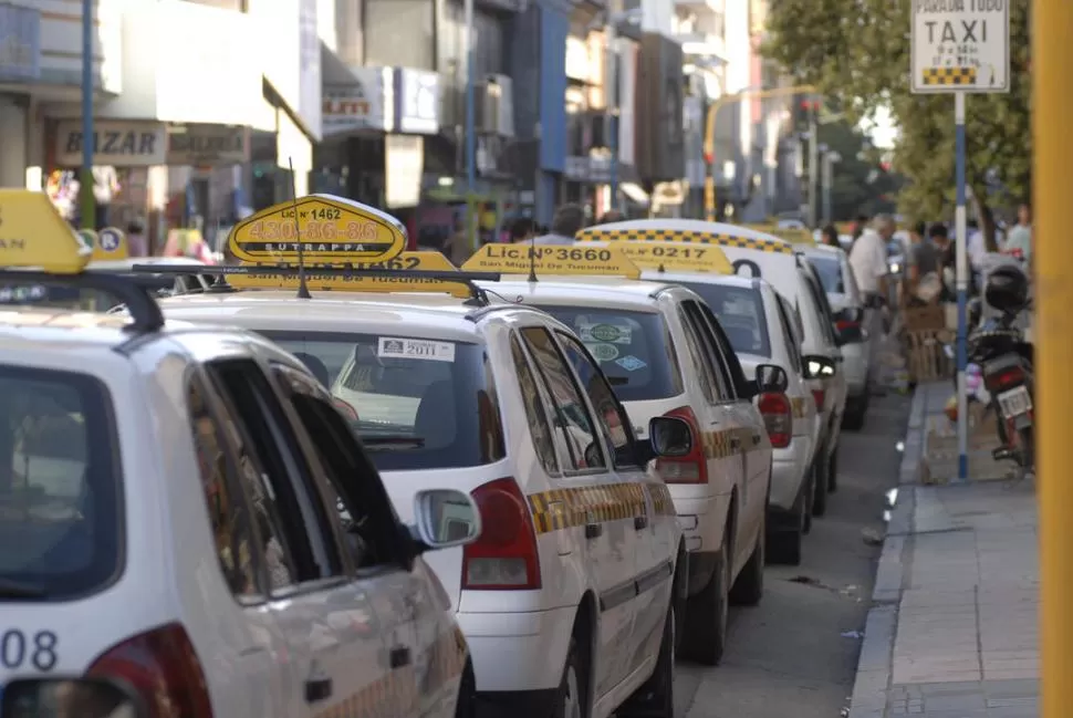 MOVILIZACIÓN. Los taxistas aseguran que cortarán las calles del microcentro para exigir que suba la tarifa. la gaceta / foto de OSVALDO RIPOLL (archivo)