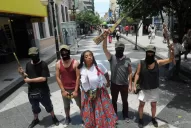 Con armas de madera, disparan ideas y no balas