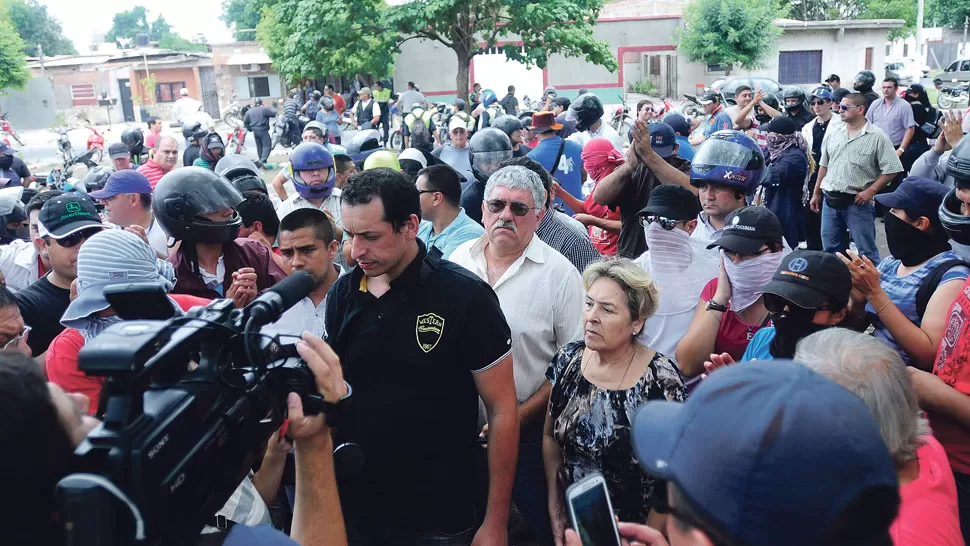 A LA CABEZA DE LA HUELGA. Diego Herrera explica a la prensa la posición de los acuartelados en la Subjefatura de Policía el 10 de diciembre pasado. LA GACETA/ FOTO DE ANALÍA JARAMILLO