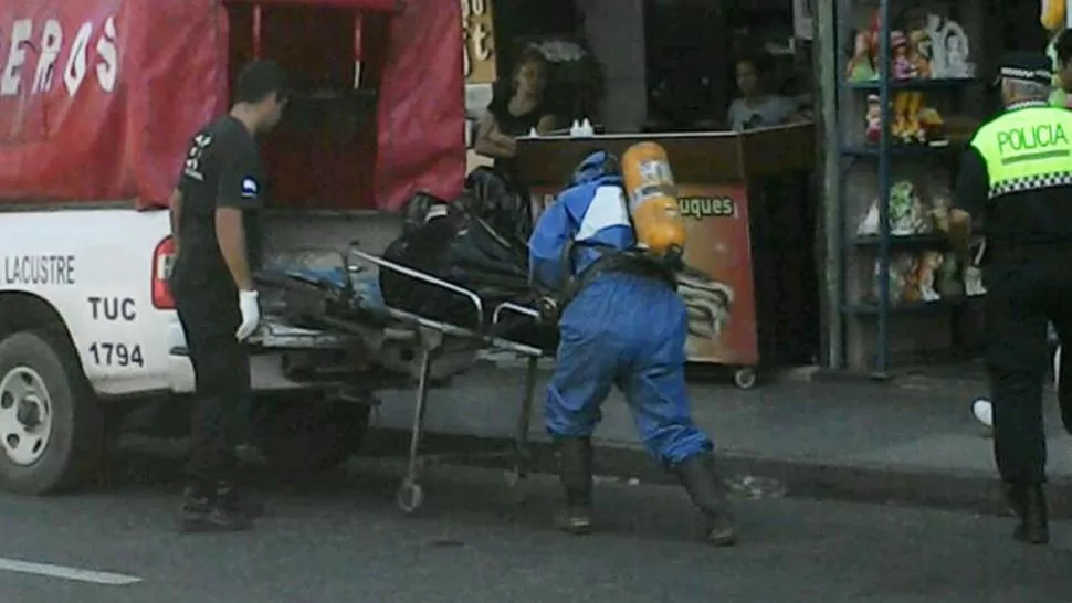 TRASLADO. Los bomberos llevaron el cadáver de la víctima a la morgue para que se le practique una autopsia. foto GENTILEZA DAVID CIRELLI 
