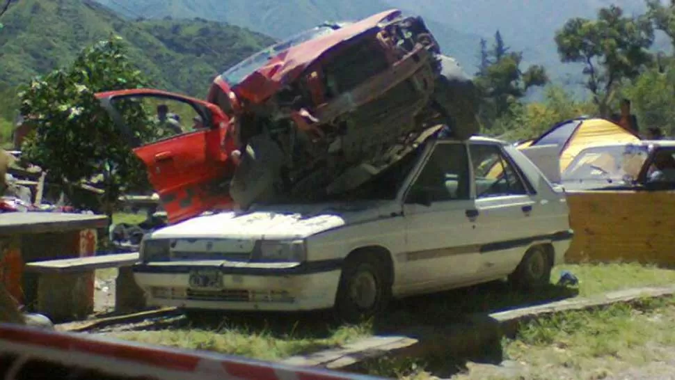 TRAGICA CARRERA. La Policía investiga si los conductores del Fiat Uno estaban alcoholizados. FOTO TOMADA DE QUEPASALTA.COM