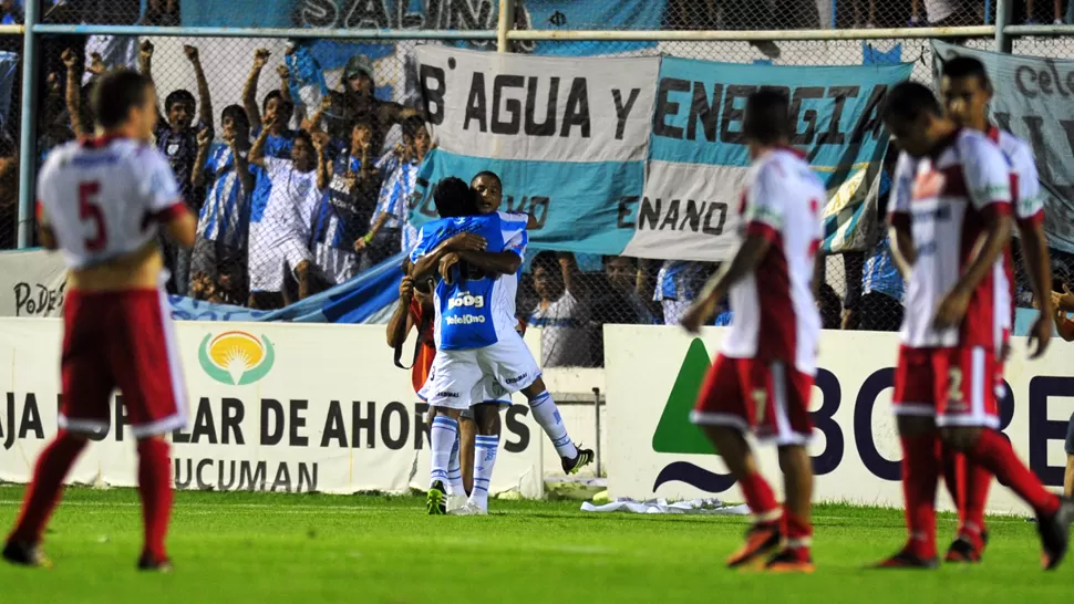 LAS DOS CARAS. Los jugadores de Atlético festejan el primer gol ante la mirada resignada de los hombres de San Martín. LA GACETA