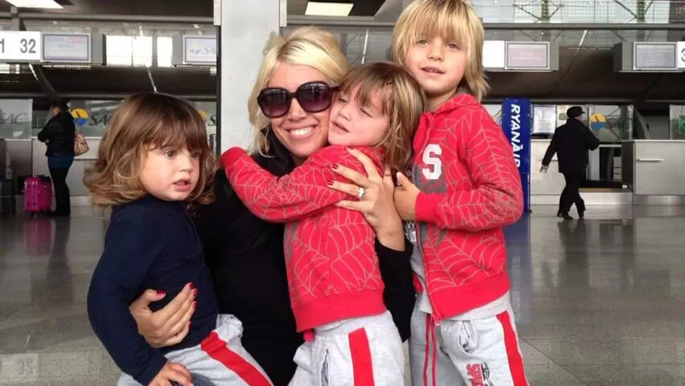 OTRA VEZ JUNTOS. Wanda y sus tres pequeños, en el aeropuerto de Catania. FOTO TOMADA DE TWITTER.COM/WANDITANARA