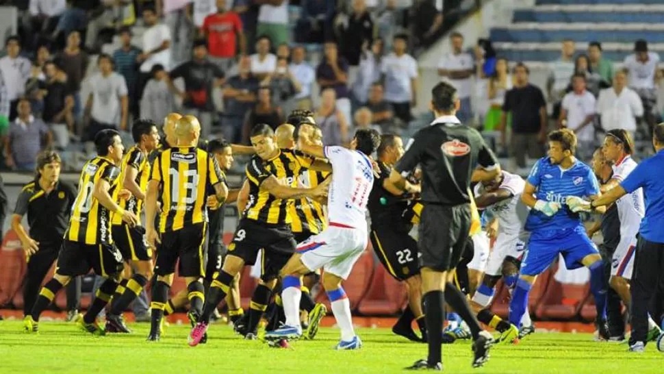 TRIFULCA. Los jugadores se trenzaron a golpes por una polémica jugada. FOTO TOMADA DE ELPAIS.COM.UY