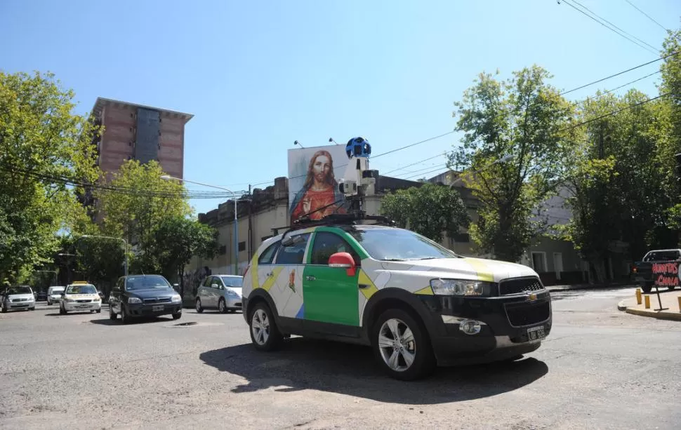 EN PLENO RECORRIDO. La camioneta de Google (con la llamativa cámara en el techo) cruza la intersección de San Luis y General Paz, en barrio Sur. LA GACETA / FOTO DE FRANCO VERA