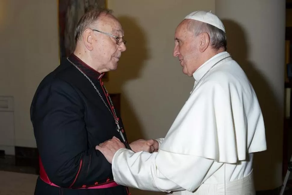 ENCUENTRO. El cardenal español Fernando Aguilar saluda al papa Francisco. l’osservatore