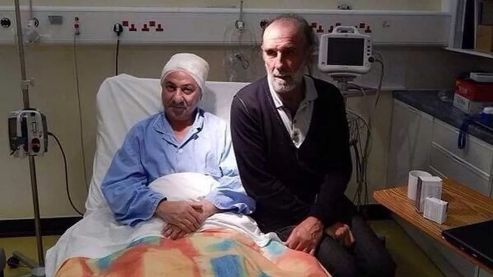 JUNTOS. Ardiles recibió la visita de Villa en el hospital malvinense. FOTO TOMADA DE TWITTER.COM/FALKLANDS_UTD