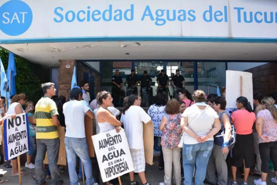 RECLAMO. Libres del Sur protestó en Monteagudo al 100 contra el tarifazo. facebook.com / libresdelsur.tucuman