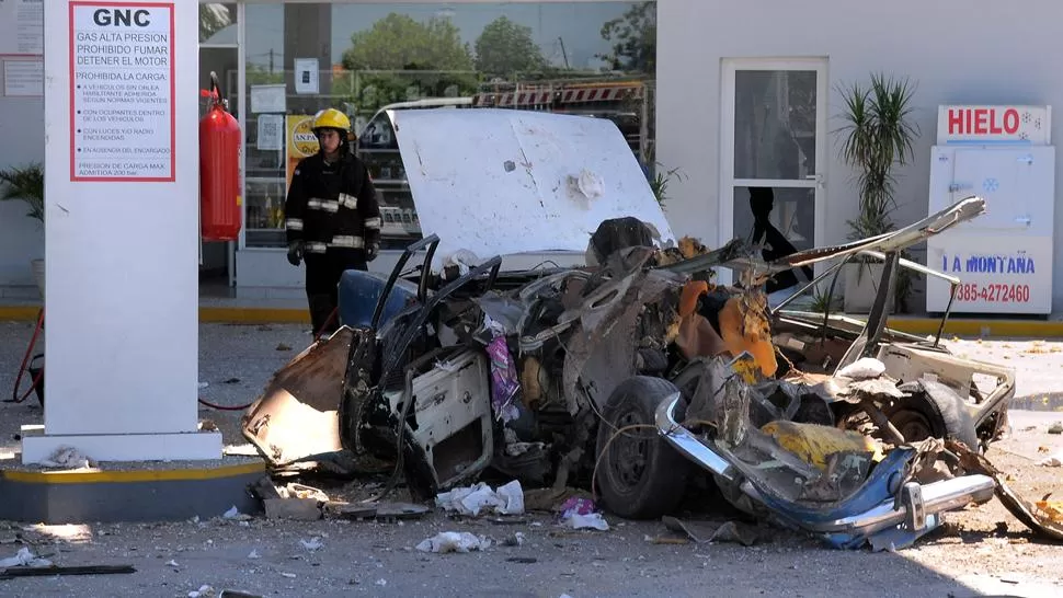 IRRECONOCIBLE. El vehículo quedó desarmado después de la explosión. ARCHIVO DYN