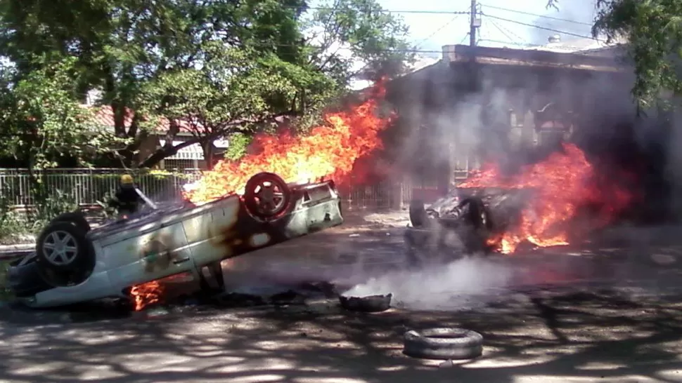 EN LLAMAS. Los productores volcaron los vehículos y les prendieron fuego durante la protesta. FOTO TOMADA DE FACEBOOK.COM/ANTENA.SIETE.1