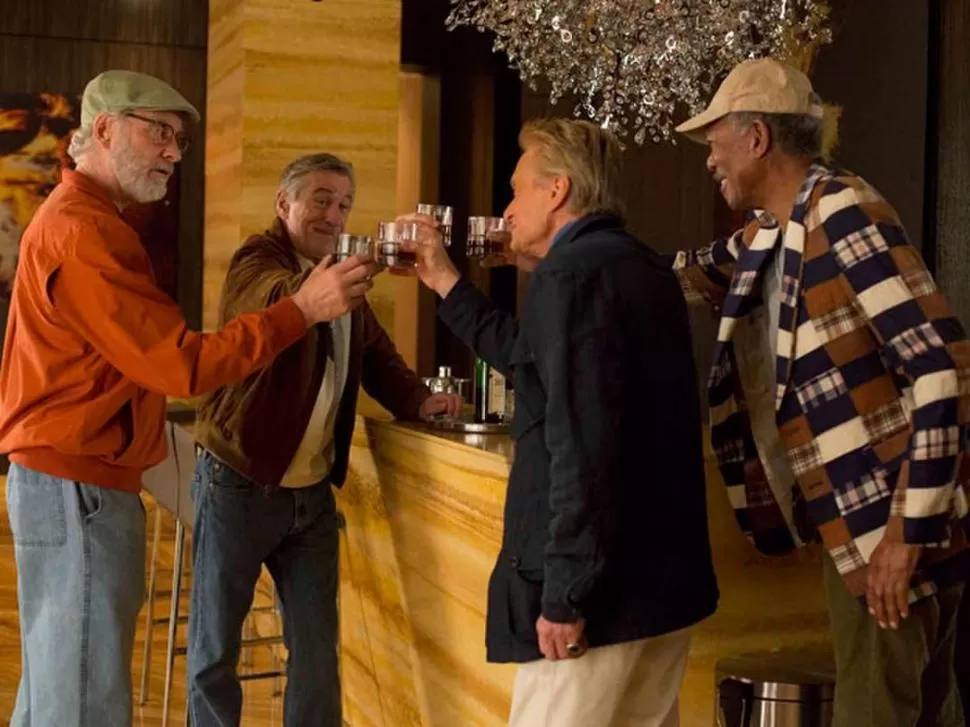 VETERANOS CON PRESENCIA. Kline, De Niro, Douglas y Freeman brindan en una escena de “Último viaje a Las Vegas”, debut de los cuatro juntos.  