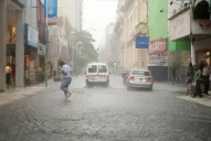 La intensa lluvia en Tucumán desplomó el termómetro y dejó evacuados
