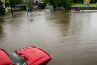 Al menos cuatro vehículos quedaron bajo el agua en 24 de Septiembre y Bernabé Aráoz