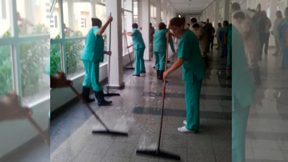 Las precipitaciones se filtraron en los pasillos del Hospital Padilla