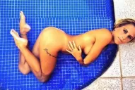 Un desnudo de Lucía Rossi desató otro cruce en Twitter